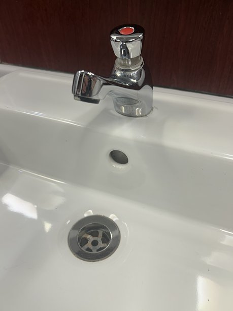 带单个推杆的铬合金浴室水龙头图片下载