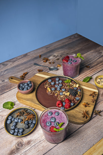 照片略微俯视的角度，可以欣赏到木板上所有物品的完整摆放图片下载