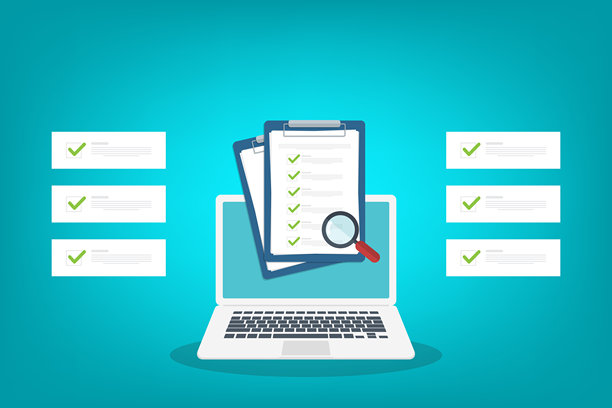 在笔记本电脑上进行在线数字文件检查或评估，合同审查、分析、协议合同检查、合规性验证。矢量插画图片下载