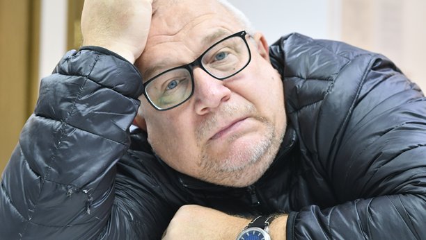 一位老年男子的肖像照，照片模特图片下载