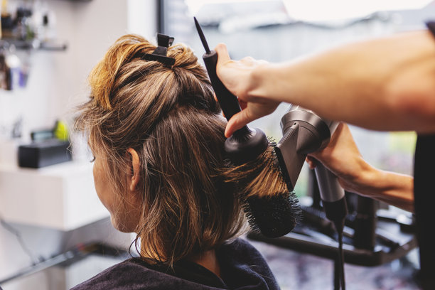 发型师在美容美发沙龙为女士提供专业的剪发和造型服务。头发护理仪式、美容疗程和呵护概念图片下载