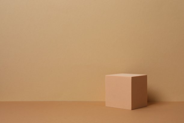 柔和色调下的米色讲台，表面光滑且有纹理。非常适合产品模型、化妆品展示或简约品牌展示。3D渲染图片下载