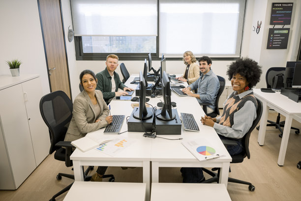 多元化的商务团队在共享的办公空间中微笑图片下载