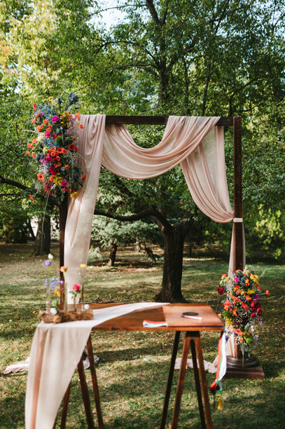 装饰着鲜花的精美婚礼拱门素材照片图片下载