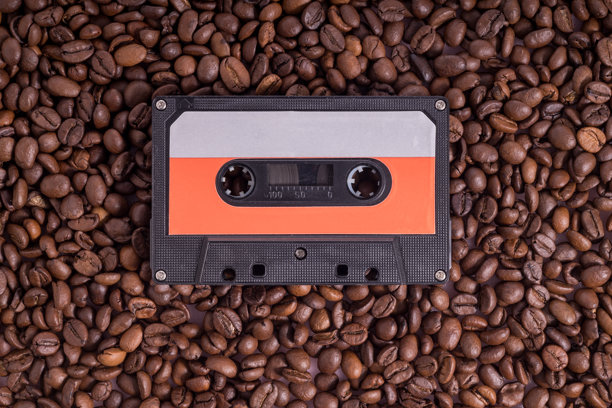 一盘录音带放在一堆咖啡豆上图片下载