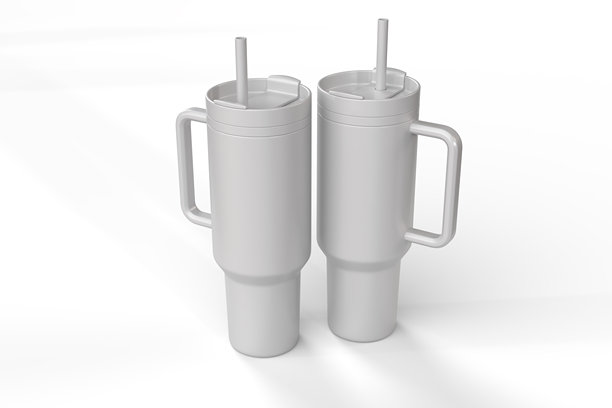 带手柄和吸管的钢制保温杯模型，孤立在背景上，可用于升华的便携式饮料杯，用于品牌营销。逼真的便携式隔热杯，冷饮保温杯。图片下载