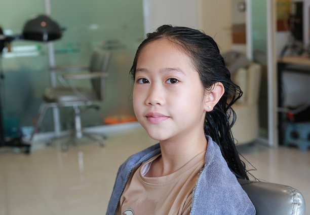 亚洲女孩洗头的肖像。美发沙龙造型概念。图片下载