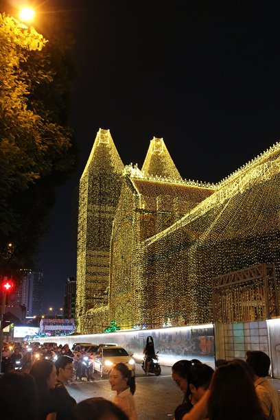 越南胡志明市圣母无原罪主教座堂夜景圣诞装饰照片，拍摄于2025年12月27日图片下载