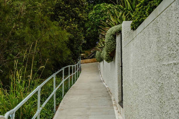 这张照片摄于2025年12月，在悬崖步道（Hungry Point Reserve）拍摄，展示了向邦迪娜（Bundeena）和迈安巴（Maianbar）延伸的海岸线景色，人们在此享受徒步和海滨生活。图片下载