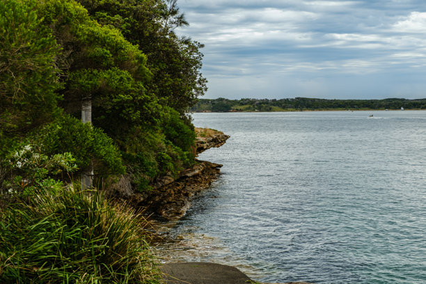这张照片摄于2025年12月，地点是悬崖步道上的亨格里角保护区，展示了向邦迪纳和迈安巴方向的海岸线景色，人们在此享受徒步和海滨生活。图片下载