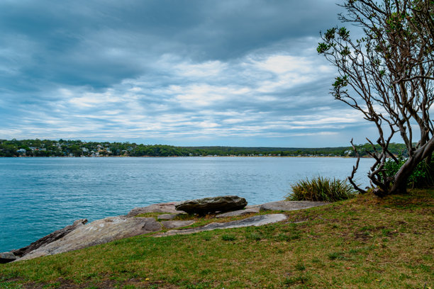 这张照片摄于 2025 年 12 月，地点是悬崖步道上的 Hungry Point Reserve，展示了朝着 Bundeena 和 Maianbar 方向的海岸线景色，人们在此享受徒步旅行和滨海生活。图片下载