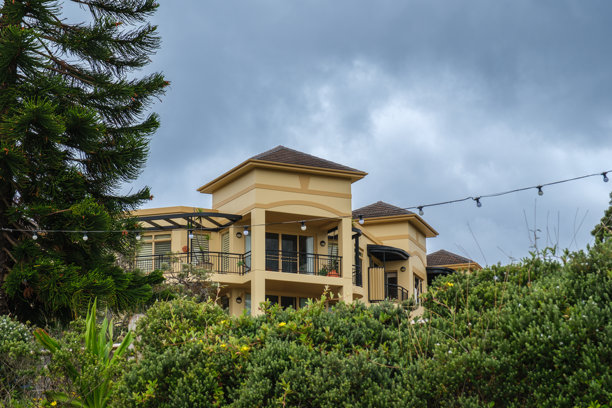 摄于2025年12月，地点为弗拉格斯塔夫角灯塔。图片捕捉了这座历史悠久的灯塔、周围的海岸景观，以及在此享受海景和户外活动的游客。图片下载