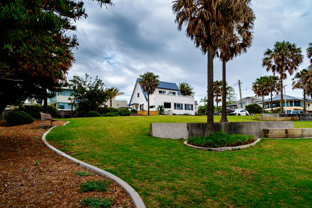 这张照片摄于2025年12月，在悬崖步道（Hungry Point Reserve）拍摄，展示了望向邦迪纳（Bundeena）和迈安巴（Maianbar）的海岸线景色，人们在此享受徒步和海滨生活。图片下载