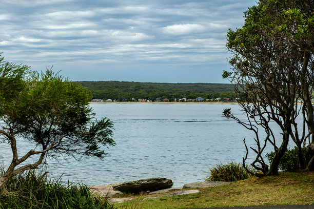 这张照片摄于2025年12月的悬崖步道（Hungry Point Reserve），展示了向邦迪纳（Bundeena）和迈安巴（Maianbar）延伸的海岸线景观，人们在此享受徒步和海滨生活。图片下载