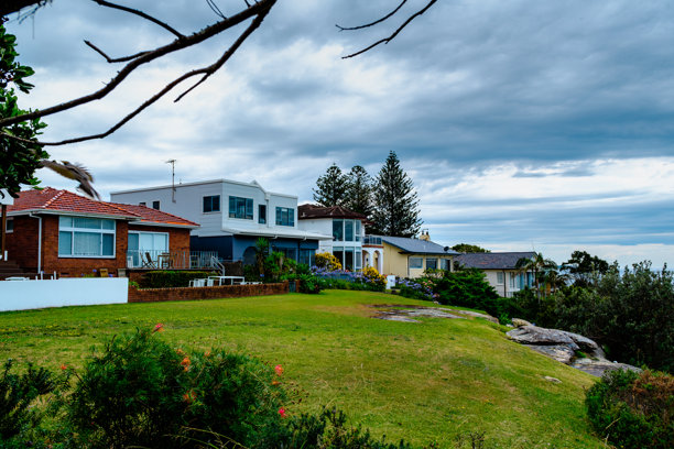 这张照片摄于2025年12月，在悬崖步道（Hungry Point Reserve）拍摄，展示了望向邦迪纳（Bundeena）和迈安巴（Maianbar）的海岸线景色，人们在此享受徒步和海滨生活。图片下载