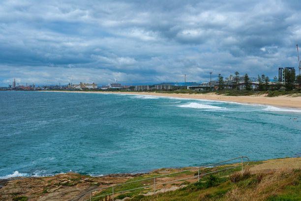 这张照片摄于2025年12月，地点是弗拉格斯塔夫角灯塔。画面捕捉了这座历史悠久的灯塔、周围的海岸景观，以及在此享受海景和户外活动的人们。图片下载