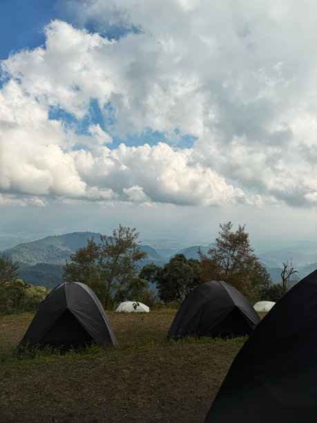 高处视角下，几顶帐篷背离观看者，竖幅照片。图片下载