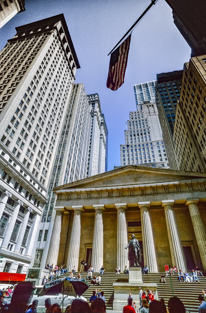 美国纽约证券交易所（NYSE）大楼正面历史彩色照片，1993年5月11日，楼前是华尔街的行人及两侧的摩天大楼图片下载