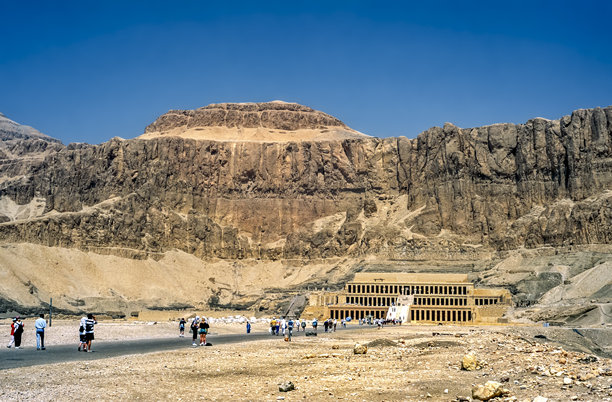 哈特谢普苏特女王墓的历史彩色照片，背景为岩石面和游客，拍摄于1997年11月17日恐怖袭击后不久。图片下载