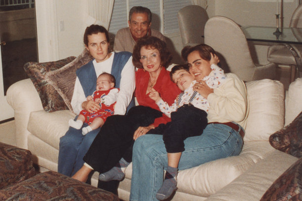 1980年代拍摄的照片：祖父母在自家客厅里与孙女和曾孙合影图片下载