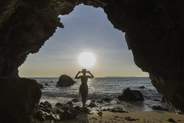 亚洲女性健康生活方式，享受假期的夏日悠闲与快乐。夏日户外，自在放松。旅行与生活，夏日假期。图片下载