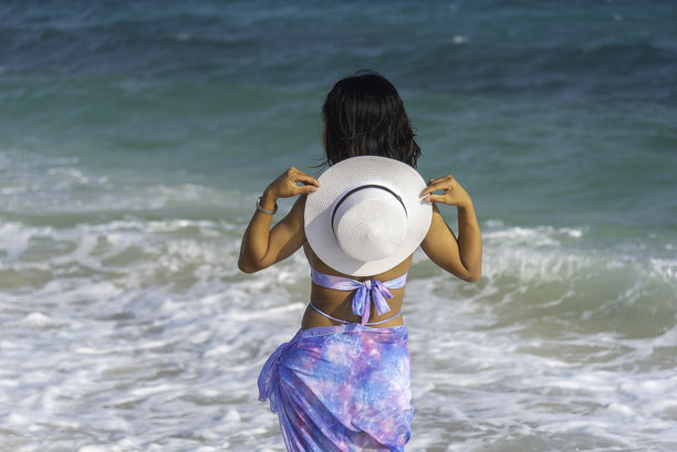 亚洲女性健康生活方式，在假日夏日里放松而快乐。夏日里的悠闲与自由。旅行与生活方式的夏日度假。图片下载