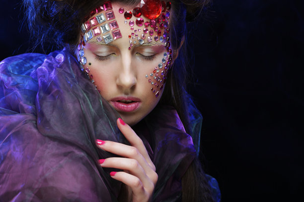 创意脸庞的年轻女子肖像，万圣节照片。图片下载