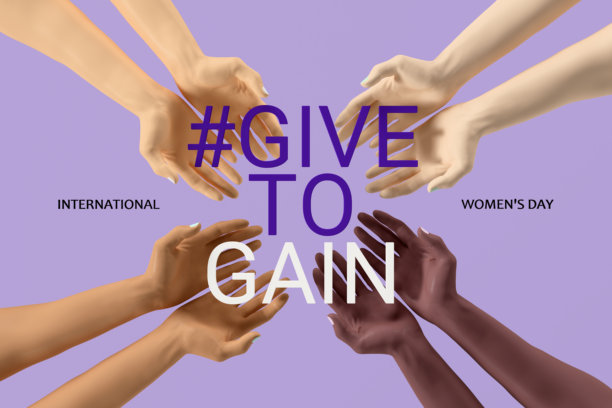 国际妇女节横幅。多元化的女性张开手掌，紫色背景上印有“付出即有所得”的标语。2026年国际妇女节概念。三维渲染插画。图片下载