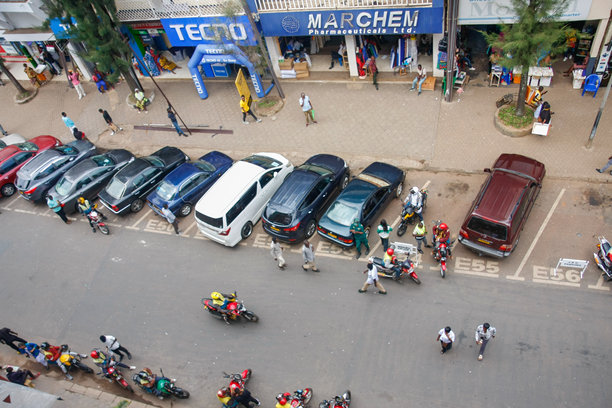 俯瞰基加利商业店面旁行人和骑摩托车的人图片下载