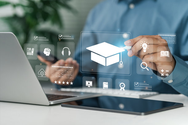在线学习教育概念，男子使用带有代表在线教育、人工智能学习、人工智能、教育工具、视频教程数字课程、互联网课程的图标的笔记本电脑。图片下载