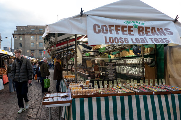 剑桥集市上售卖咖啡豆和散装茶叶的摊位图片下载