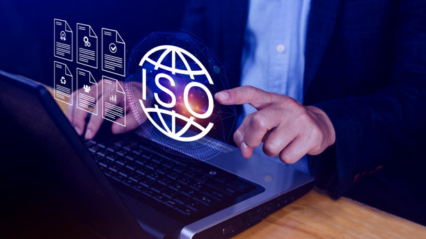 ISO标准质量控制、质量保证和保修商业技术概念，触摸屏幕，带有质量保证和ISO文件图标，ISO标准认证概念。图片下载