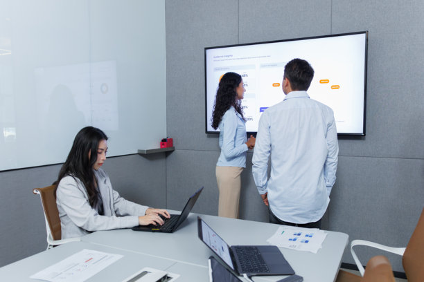 团队在会议室进行头脑风暴，同事们在屏幕上的数据前协作制定商业计划。图片下载