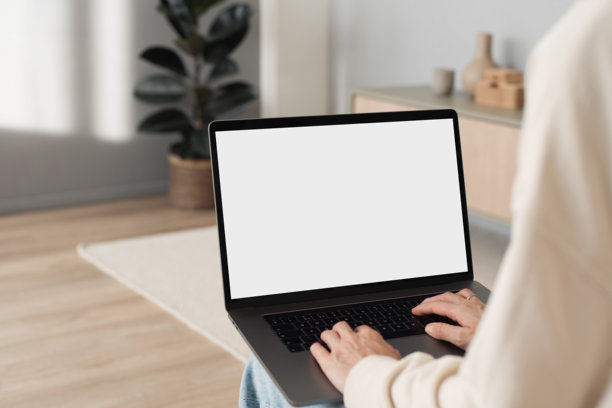 使用带有白色空白屏幕的笔记本电脑的女性，样机图片下载