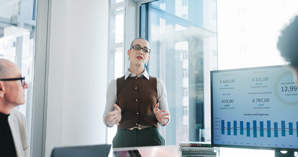 商务会议，屏幕或办公室里的女商人，展示着提案、数据回顾和商业策略计划。人们在交流和推介，利用科技产生利润、进行金融投资并展示图表。图片下载