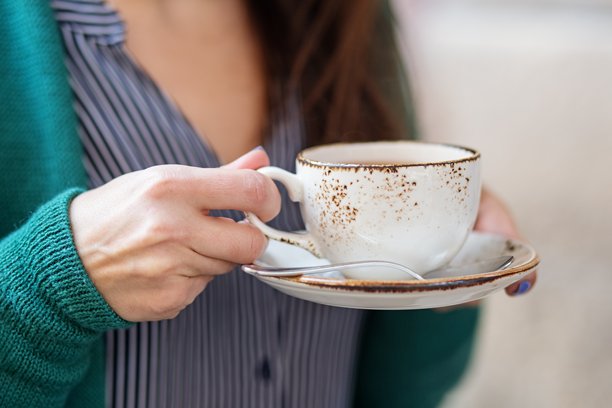 特写：女士手持一杯复古风热茶图片下载