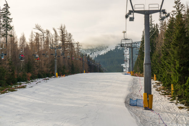游客在冬季山地度假村乘坐滑雪缆车。雪景、冬季背景、冬季运动和季节性旅行概念。波兰卡尔帕奇。图片下载