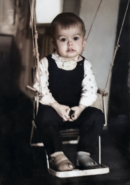 1969年老照片：男孩在门框秋千上玩耍的复古肖像。图片下载