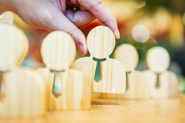 手工挑选木制商务人士形象，象征招聘、录用流程、人才甄选、人力资源管理、领导者选择、员工评估及企业决策。图片下载