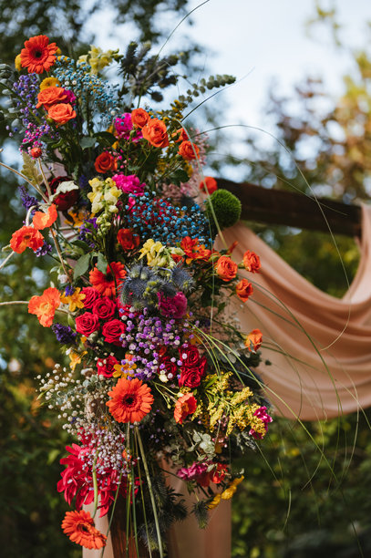装饰有鲜花的精美婚礼拱门素材图图片下载