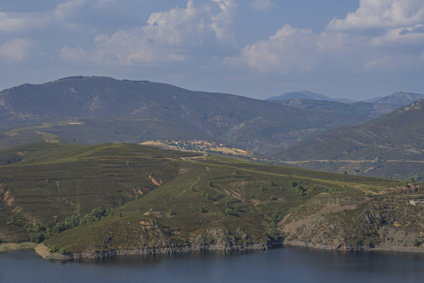 夏季，水库被天然岩石梯田和山地植被环绕的全景图片下载