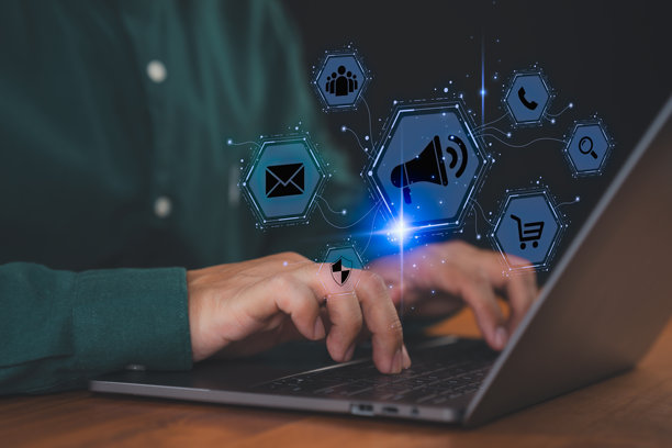 男子使用笔记本电脑，配有数字营销图标、在线广告、电子邮件营销、电子商务和商务沟通。社交媒体推广、客户互动和数字策略的概念。图片下载