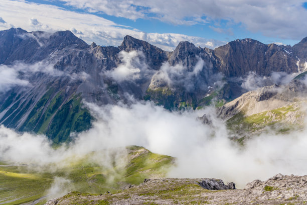 奥地利西部兰德克和扎姆斯阿尔卑斯山的山地景观，有陡峭的高山峰峦和森林覆盖的山坡图片下载