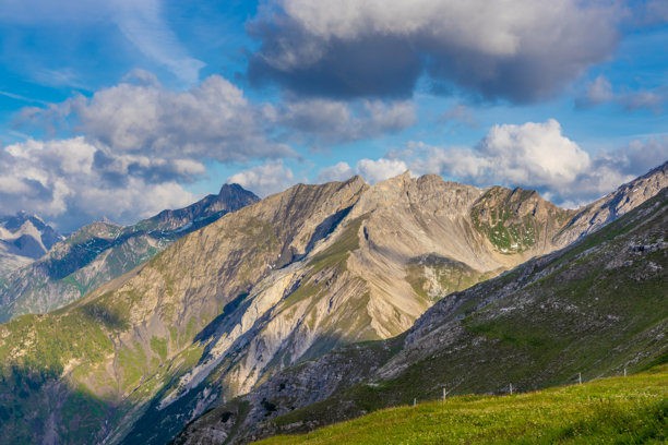 奥地利西部兰德克和扎姆斯阿尔卑斯山的山地景观，拥有陡峭的阿尔卑斯山峰和林木繁茂的山坡图片下载