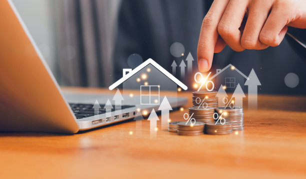 房地产投资概念。买卖房产以获利。现金流、增值、税收优惠。在虚拟屏幕上在线买卖房屋和房地产。房地产市场图片下载