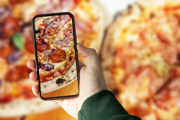 正在拍摄披萨的照片图片下载