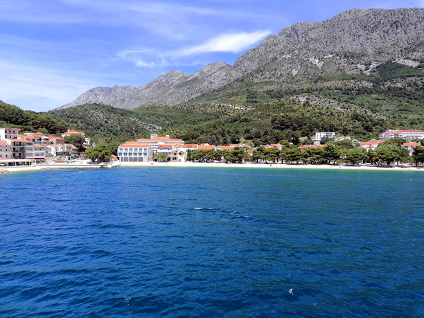 克罗地亚德尔韦尼克海滩照片。克罗地亚马卡尔斯卡里维埃拉照片。克罗地亚美丽海滩照片。达尔马提亚风景照片图片下载