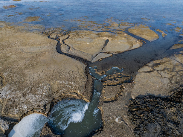 天然地下水资源

龟裂干燥的土壤和萎缩的湖泊。自然界中显现的图案，抽象的形状，干旱和气候危机，水资源短缺，全球变暖和土壤干燥。

航拍照片图片下载