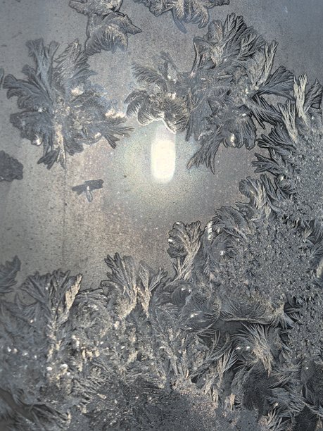 霜花图案，玻璃图案，霜，冰冷的玻璃，窗户上的霜花图案，雪的特写，雪的微距摄影，美丽的雪花照片，美丽的雪景照片，雪背景纹理，白色背景，雪花的特写，美丽的冬图片下载