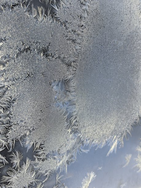 霜花图案，玻璃图案，霜，冰冷的玻璃，窗户上的霜花图案，雪的特写，雪的微距摄影，美丽的雪花照片，美丽的雪景照片，雪背景纹理，白色背景，雪花的特写，美丽的冬图片下载